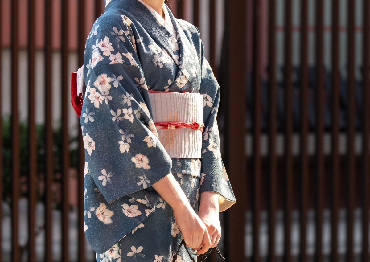 Vrouw in Japan in een dagelijkse kimono