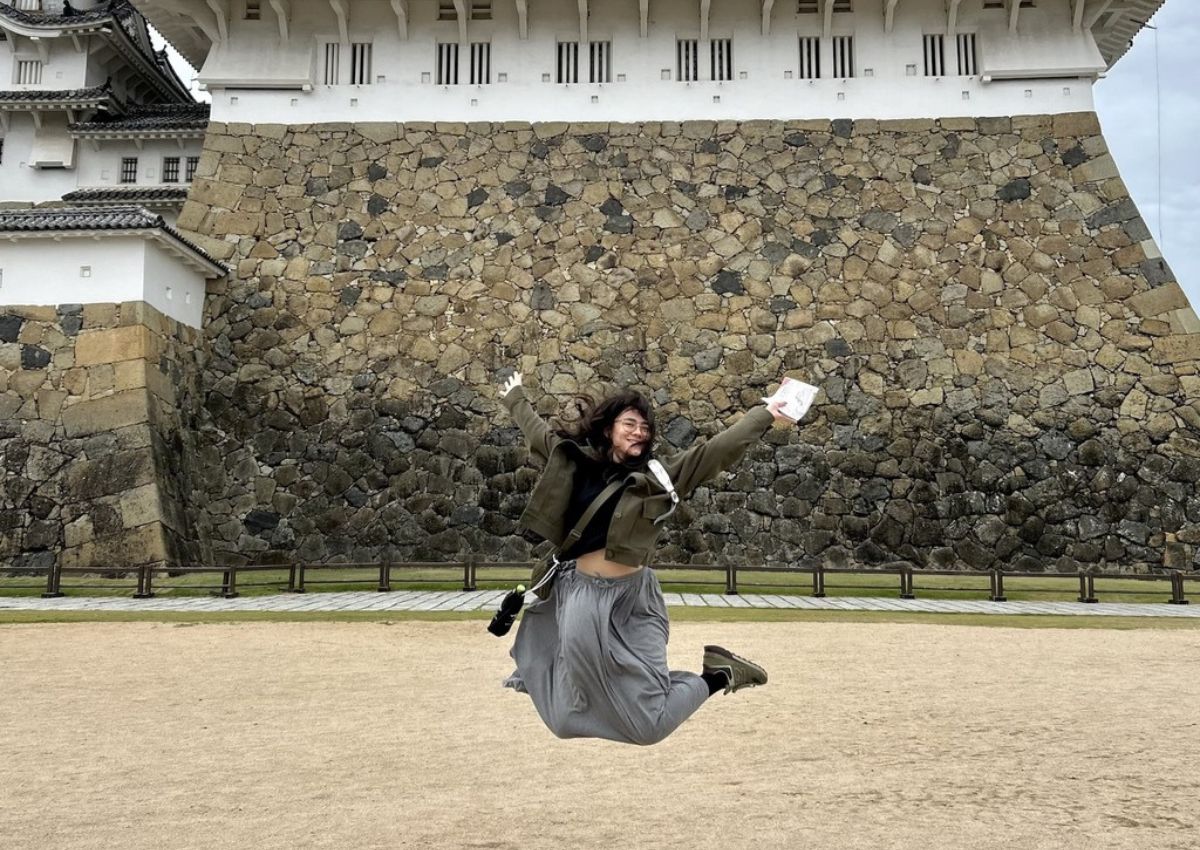Ambre voor het kasteel van Himeji in Japan
