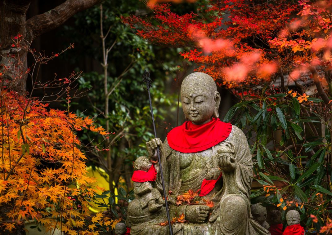 Jizo standbeeld in de tuin van de Sanbo-in tempel in de herfst.