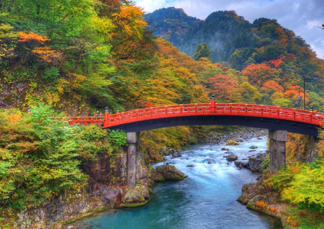 Rode brug met herfstbladeren op de achtergrond in Nikko, Japan in de herfst