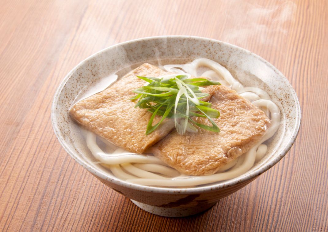 Japanse kitsune udon met gefrituurde tofu.