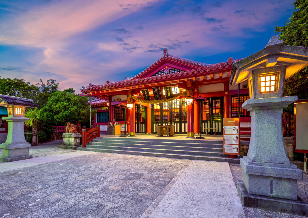 De Naminoue Schrijn bij nacht in Okinawa, Japan.