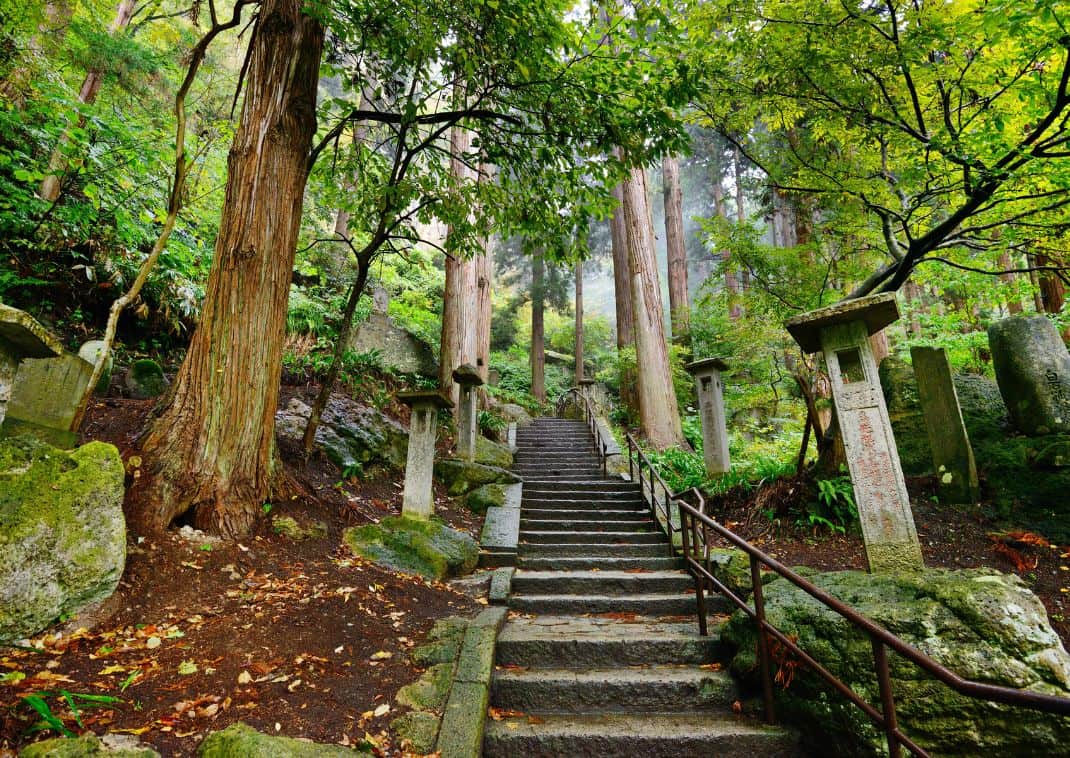 Pad dat leidt naar de Yamadera-tempel in Yamagata, Japan