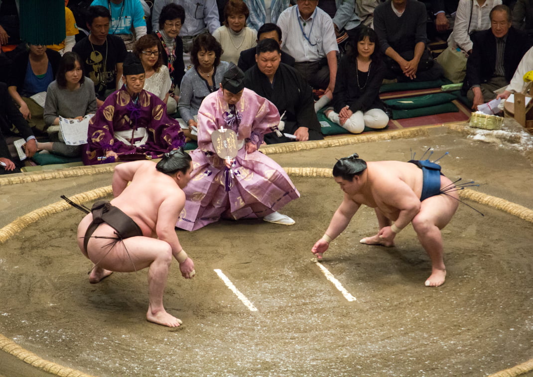 Sumoworstelaar Hakuho Sho vlak voor het begin van een wedstrijd Ervaar het leven van een sumoworstelaar