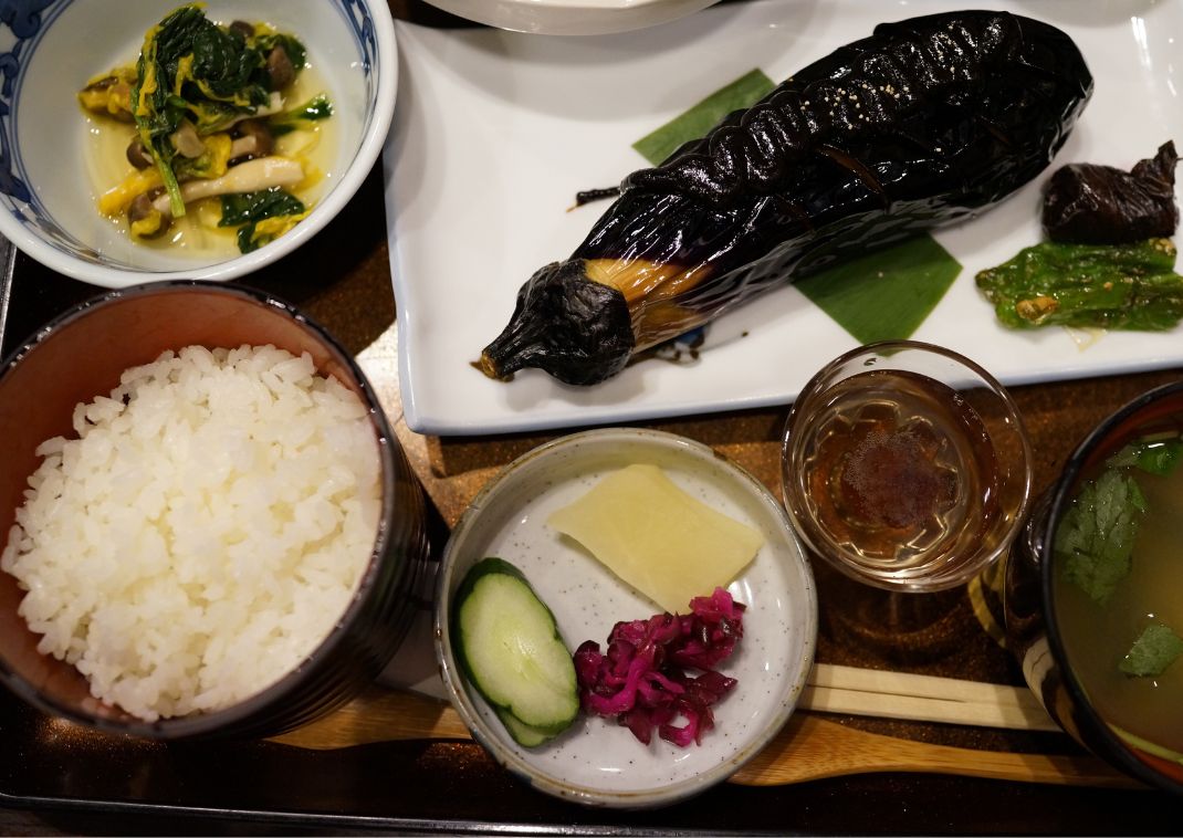 Japanse traditionele gerechten tijdens een diner in een Japanse tempel.