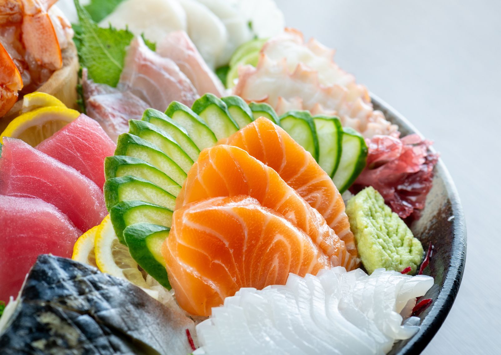 Proefbord met verse Japanse sashimi
