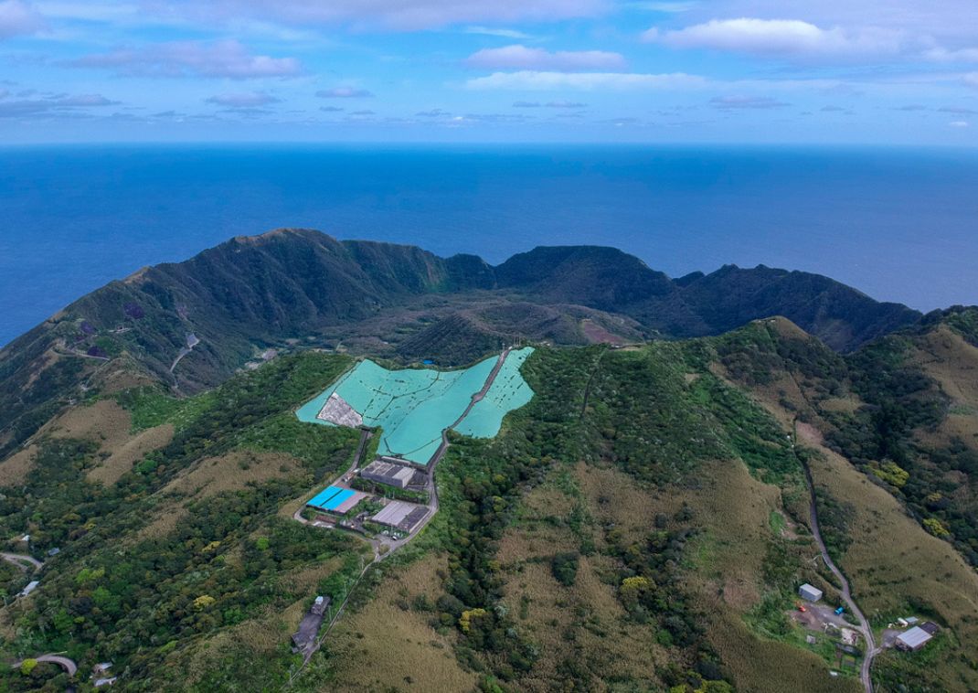 Vulkanische berg dubbele caldera geïsoleerd eiland landschap in Aogashima, Tokio, Japan