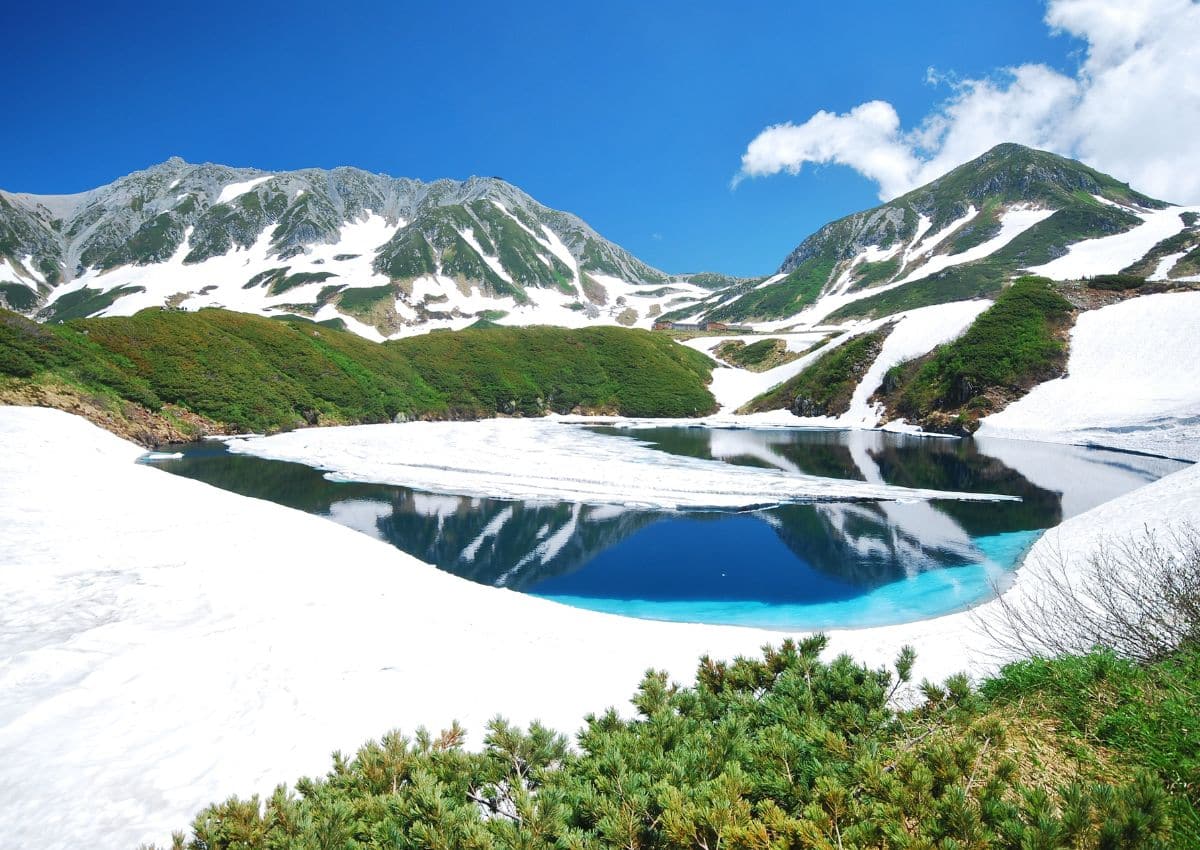 Alpenlandschap bij Tateyama in het voorjaar