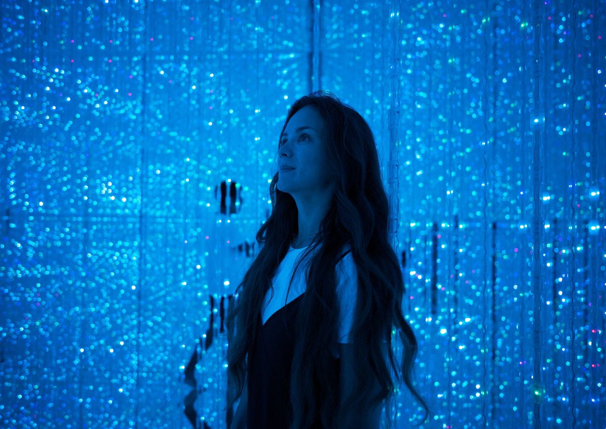 Vrouw bij teamLab-tentoonstelling, Japan