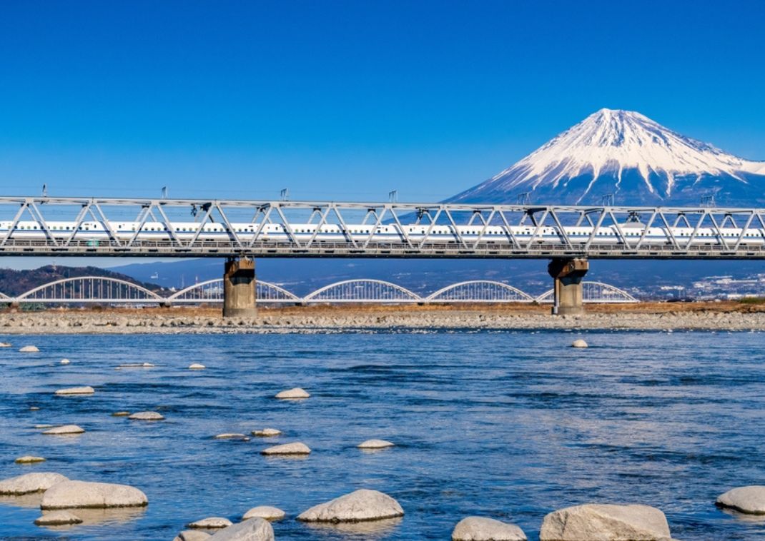 Hogesnelheidstrein over Mount Fuji en Fujikawa Bridge, Shizuoka, Japan