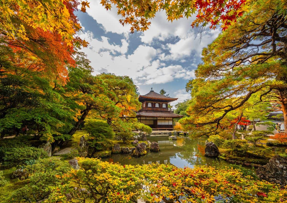 Ginkaku-ji, het Zilveren Paviljoen, tijdens het herfstseizoen