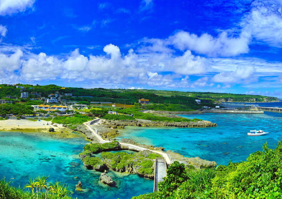 Het eiland Miyako-jima in de zomer, een luchtfoto van een prachtig landschap en toeristische boten.