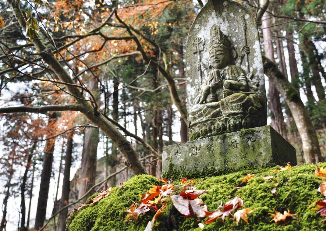 Boeddhabeeld bij Tashoba, in de Risshaku-ji-tempel van Yamadera, Japan