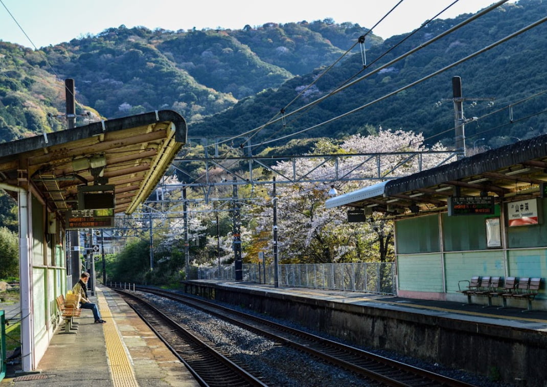 Het verlaten treinstation van Yamanakadani in Japan