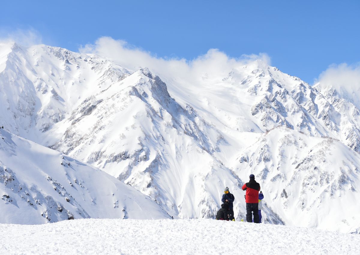 Gevorderde skiërs in het skigebied Cortina, Hakuba, Japan