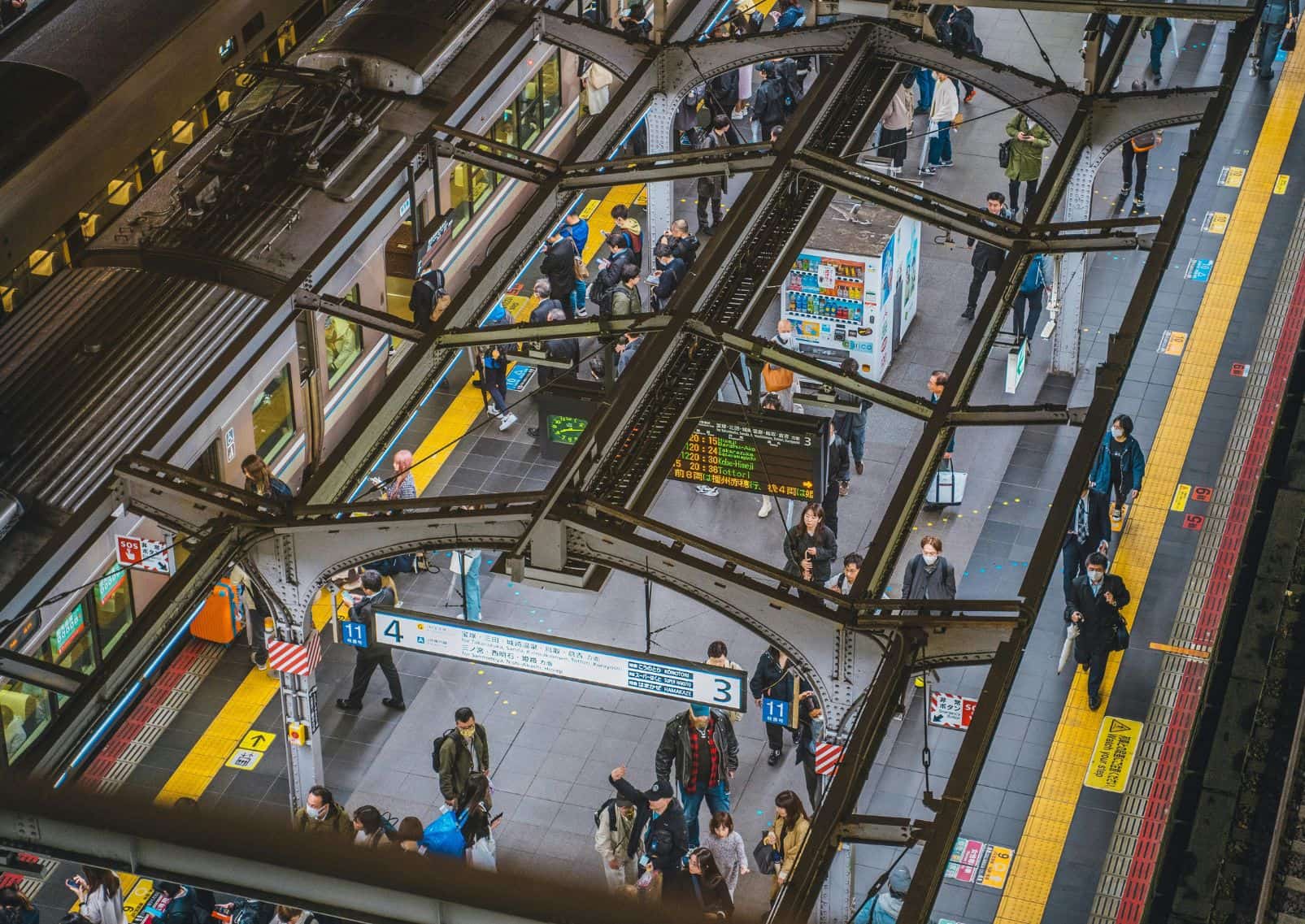 Toerist op het platform in Tokyo Station, Tokyo, Japan