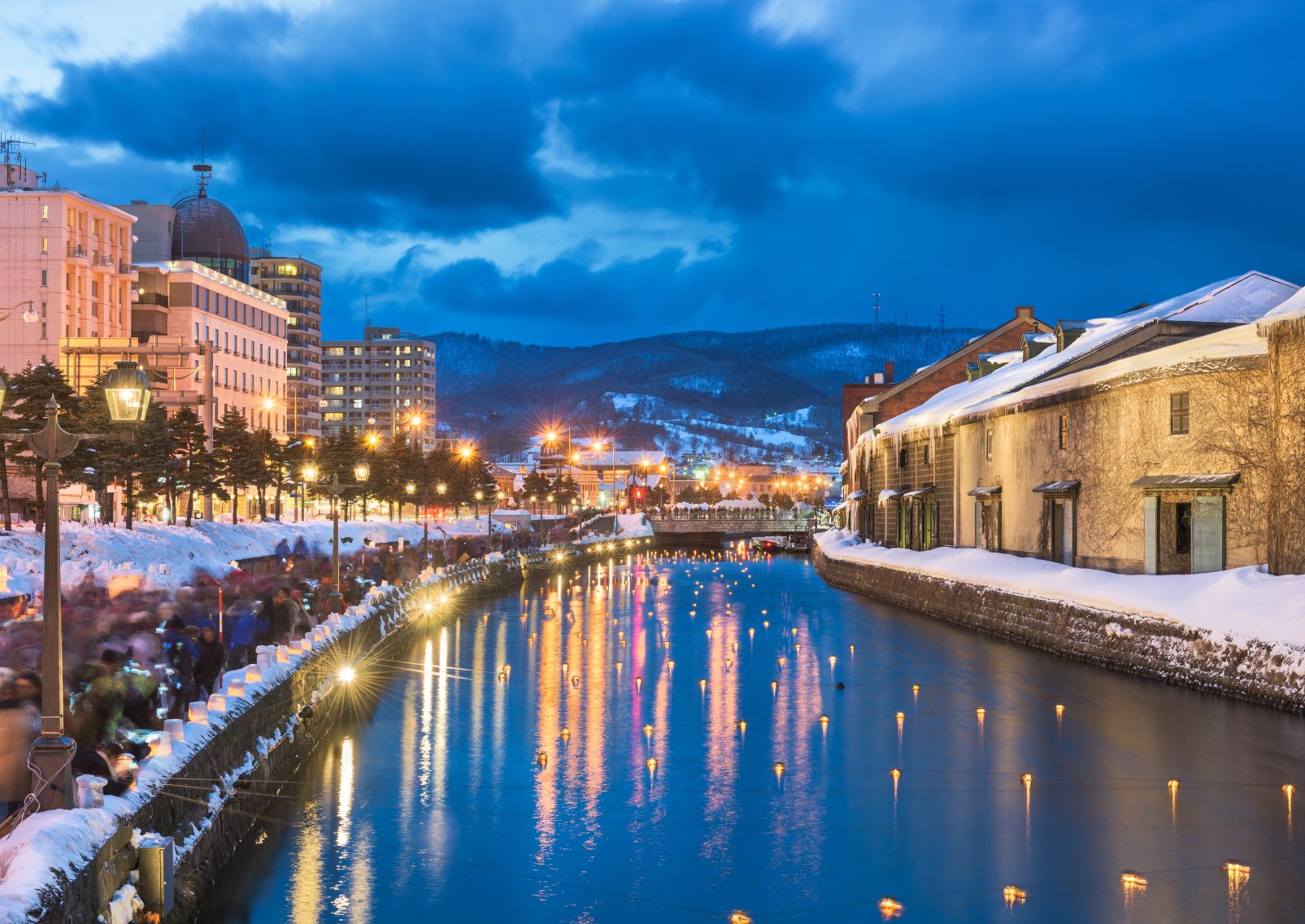 Otaru, winterse horizon langs de kanalen tijdens het schemerlicht