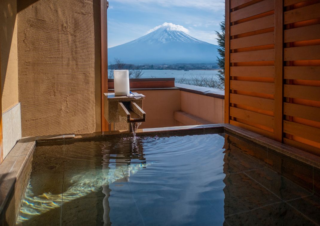 Privébad met uitzicht op de Mount Fuji, Japan
