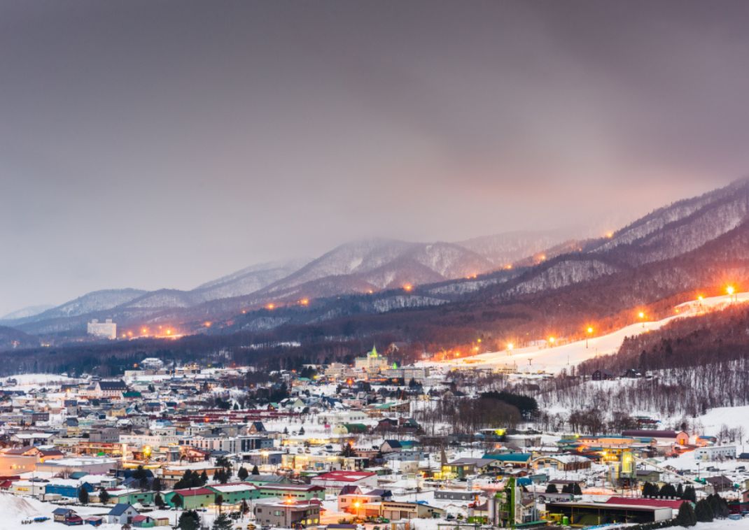 Besneeuwd landschap in Furano