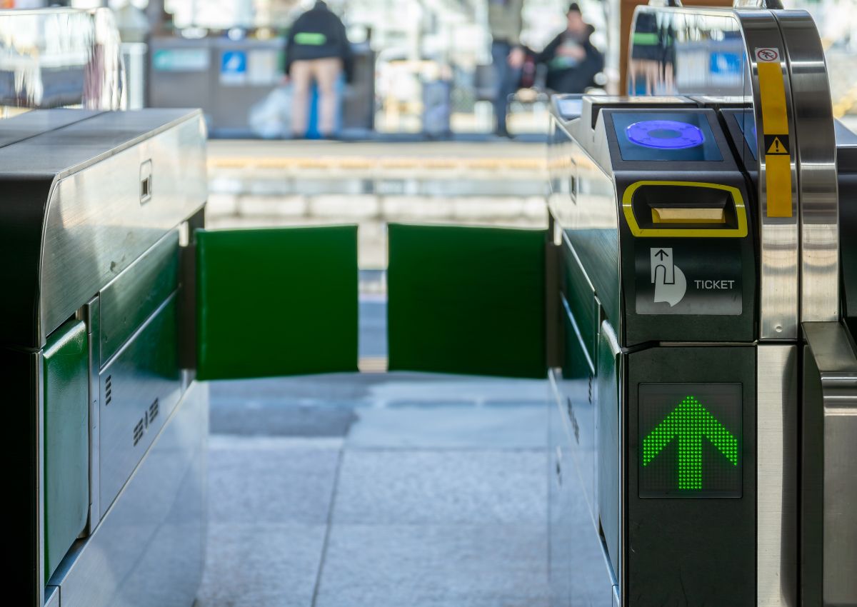 Japanse ticketpoortjes op een treinstation