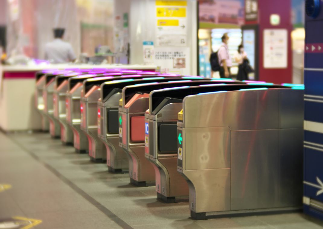 Toegangspoortjes in een treinstation in het centrum van Tokyo.