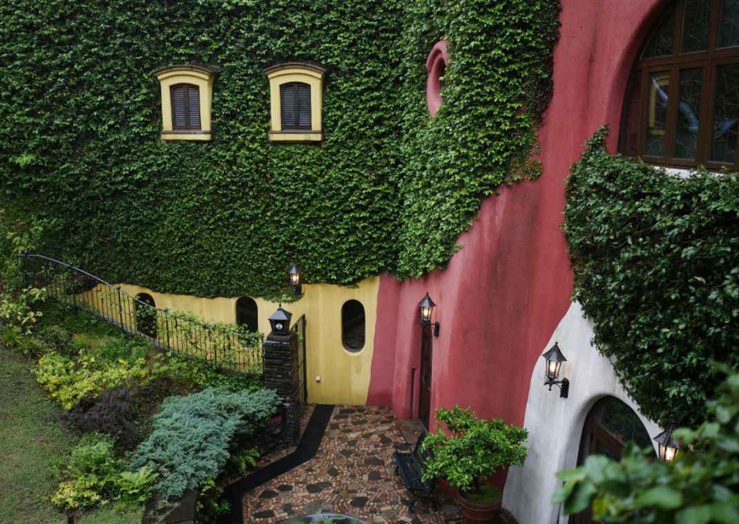 Kleurrijke gevel van het Ghibli Museum, Mitaka