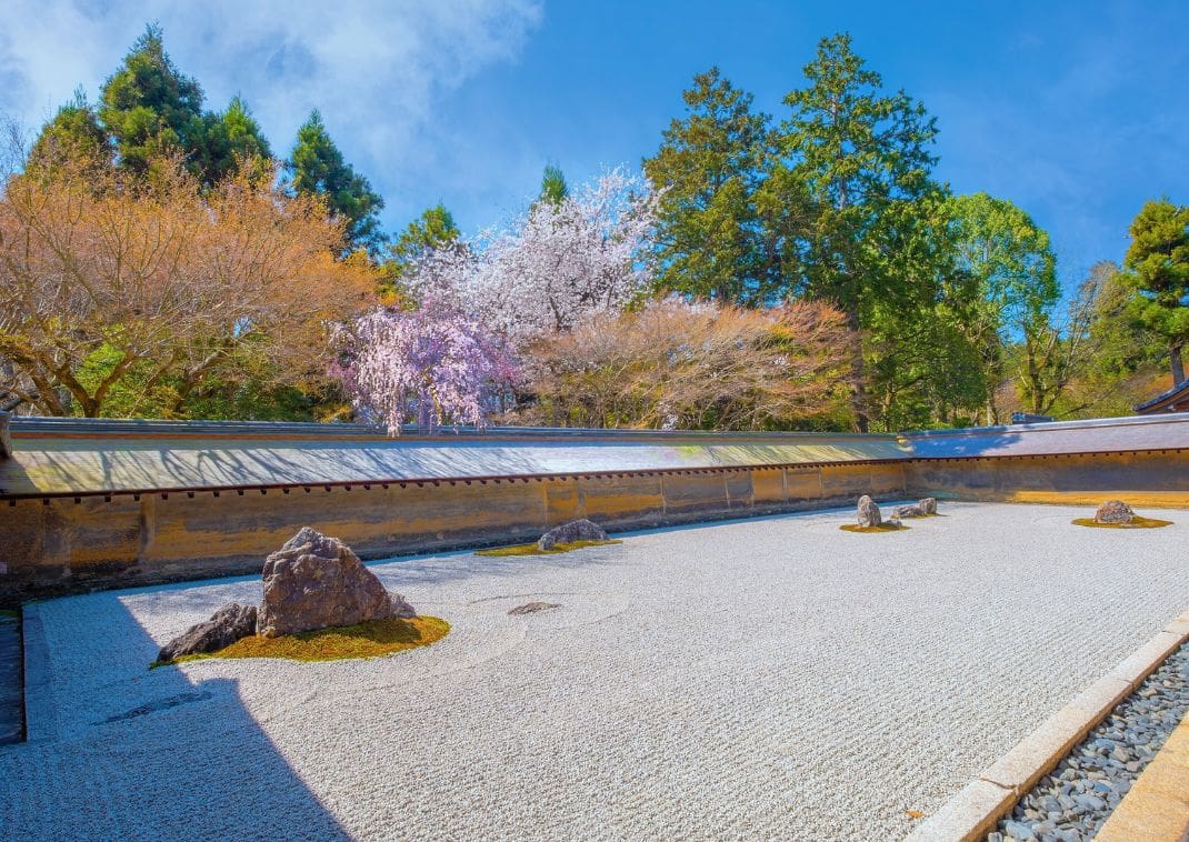 Zentuin met rotsen bij de Ryoan-ji-tempel in Kyoto, Japan, in het voorjaar