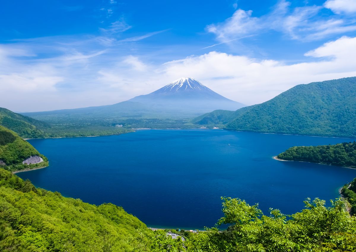 Het Motosu-meer, omringd door bos, met uitzicht op Mount Fuji in Japan