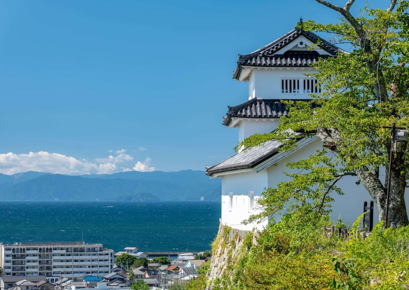 Kasteel Hikone aan het Biwameer, Japan.