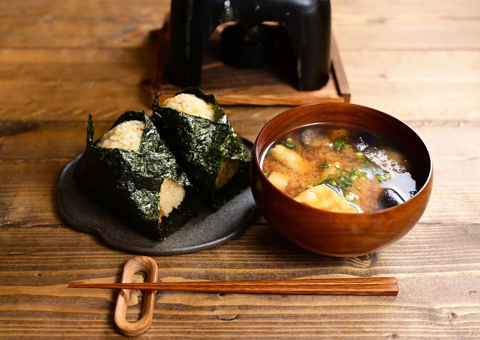Japanse misosoep met onigiri ernaast