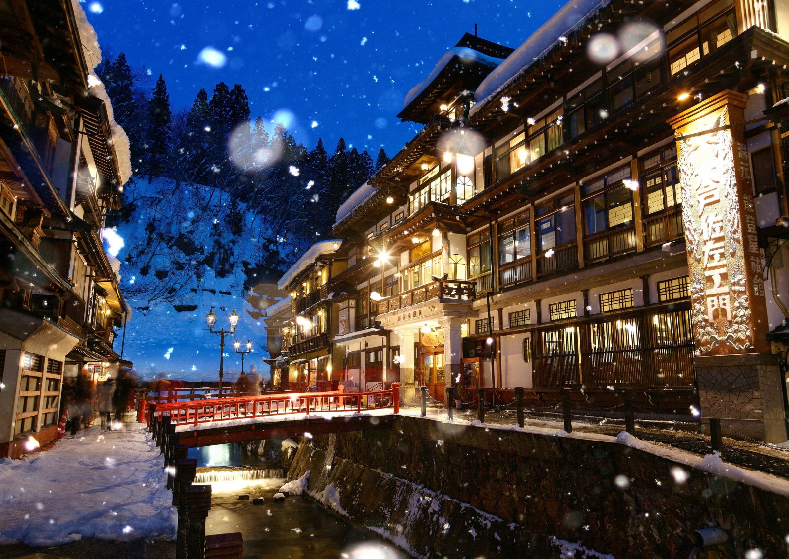 Verlichting van Ginzan Onsen tijdens vallende sneeuw in de winter, Obanazawa, Yamagata, Japan.