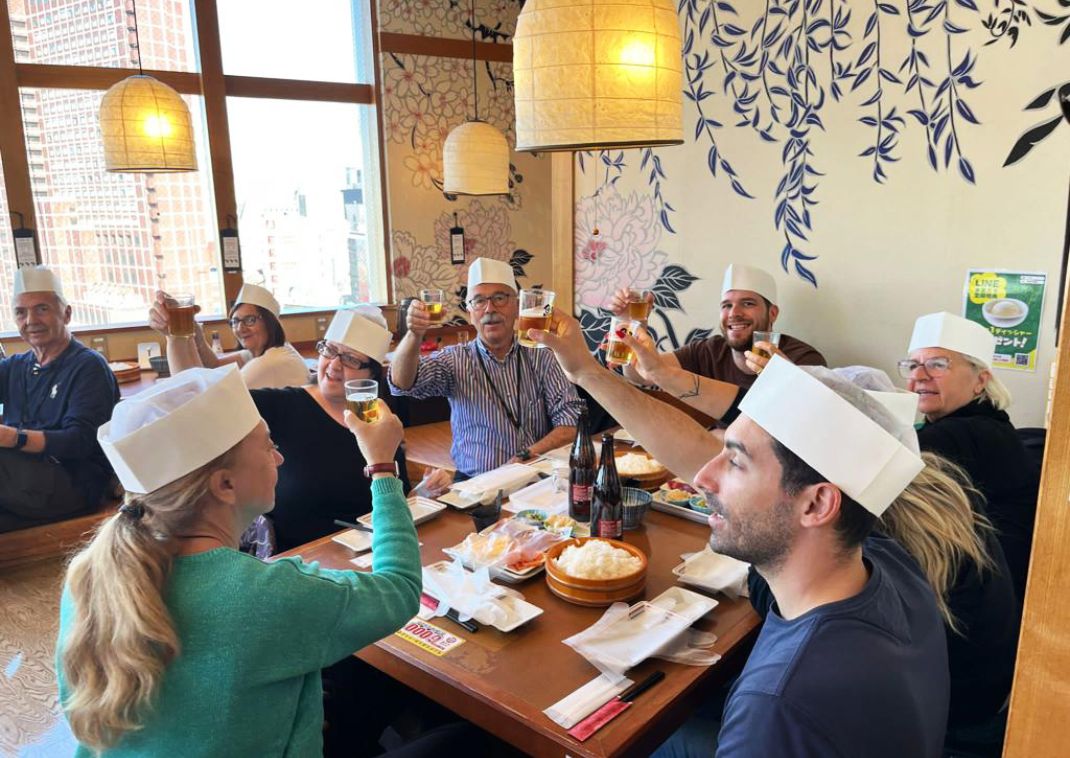 Groepsreis georganiseerd door Japanspecialist tijdens een sushiles.