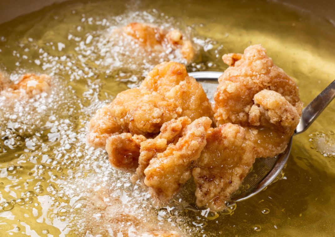 De bereiding van karaage, Japanse gebakken kip.