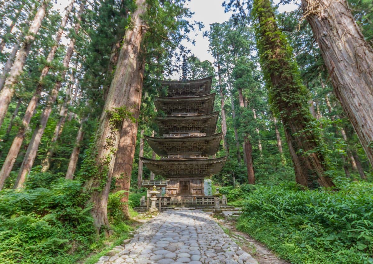 Pagode op de berg Haguro, een van de drie heilige bergen van Dewa Sanzan, omringd door reusachtige sequoia’s