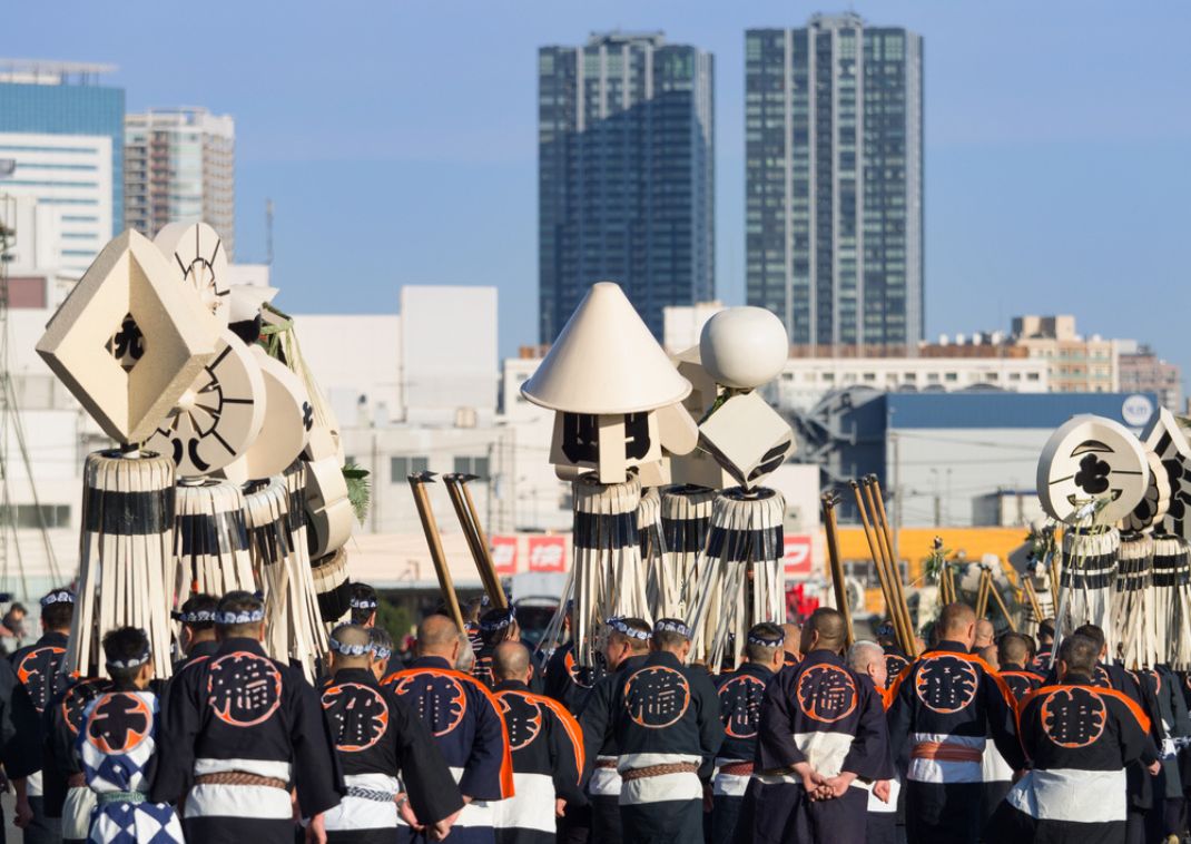 De brandweerkorps van Japan in Edo-periodes stijl, met gebruik van Matoi-vlaggen