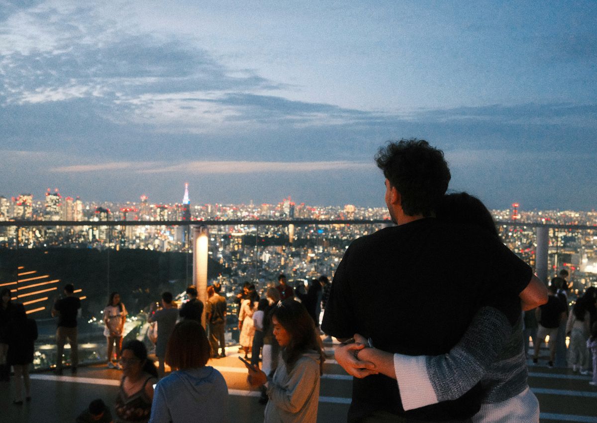 Omhelzend stel boven op Shibuya Sky in Tokyo