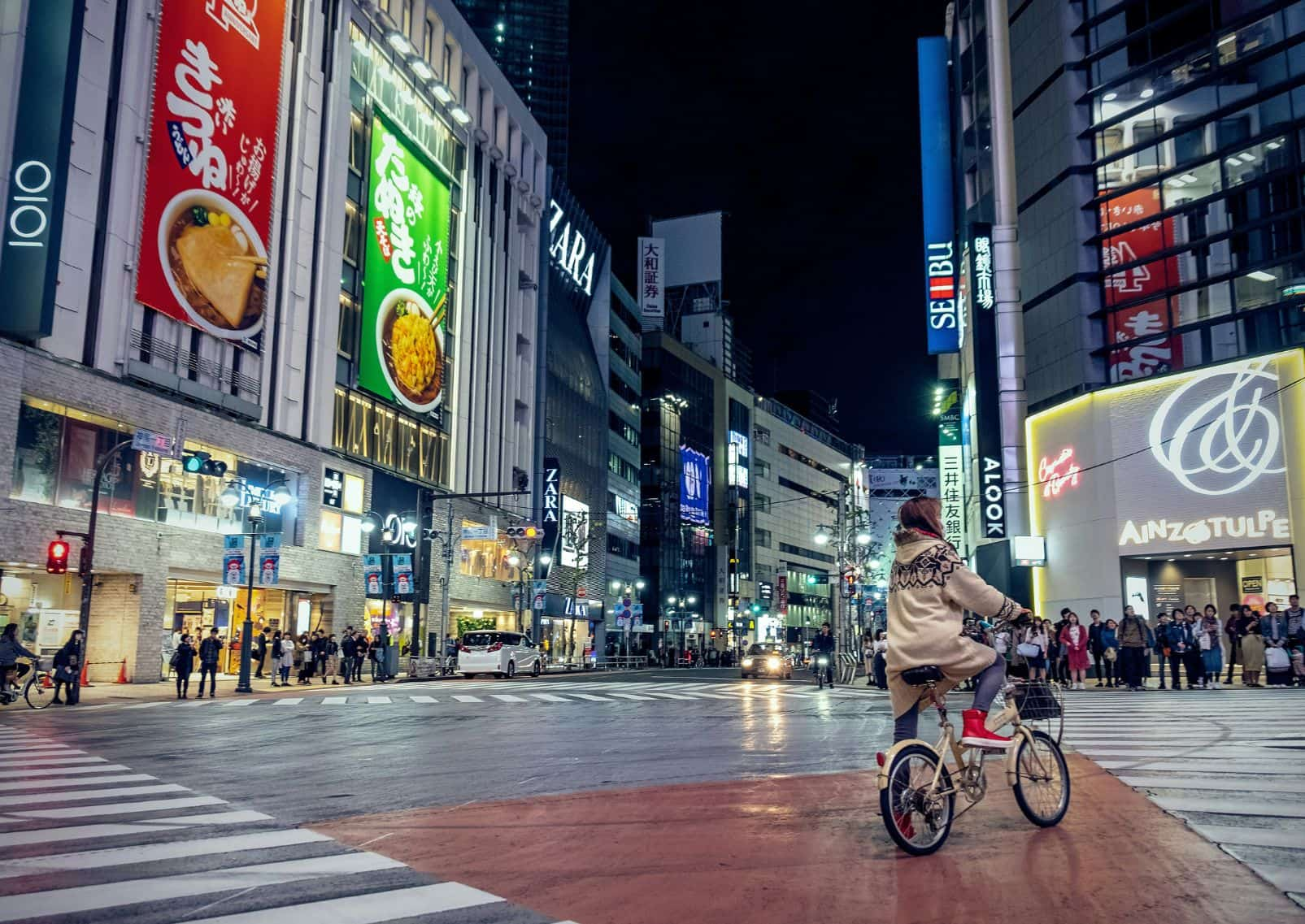 Vrouw fietst op straat in Shibuya, Tokyo, Japan.