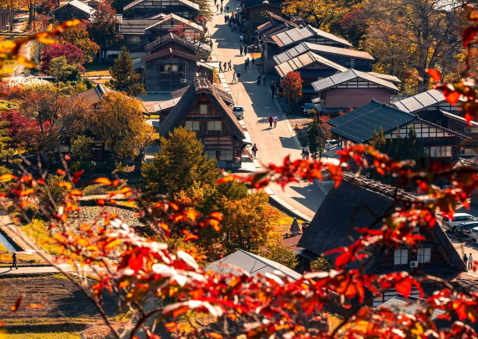  Een herfstlandschap in het historische dorp Shirakawa.