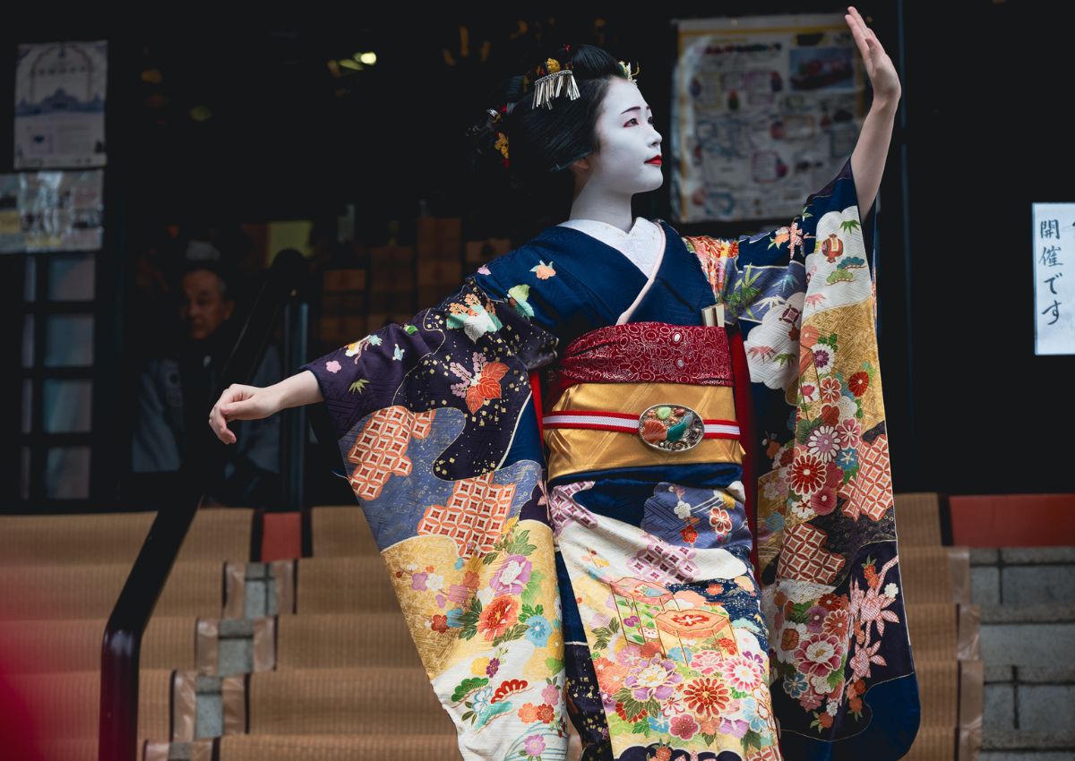 Maiko in een furisode-kimono danst in Tokyo