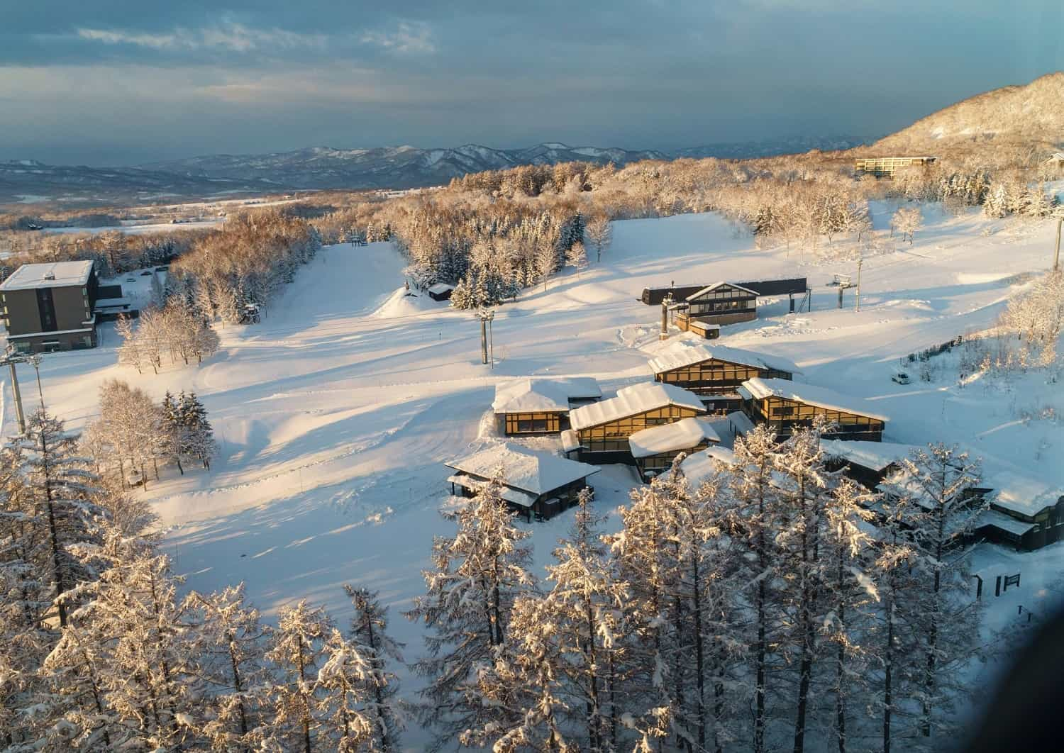 Uitzicht op hotels in de bergen van Niseko, Hokkaido, Japan.