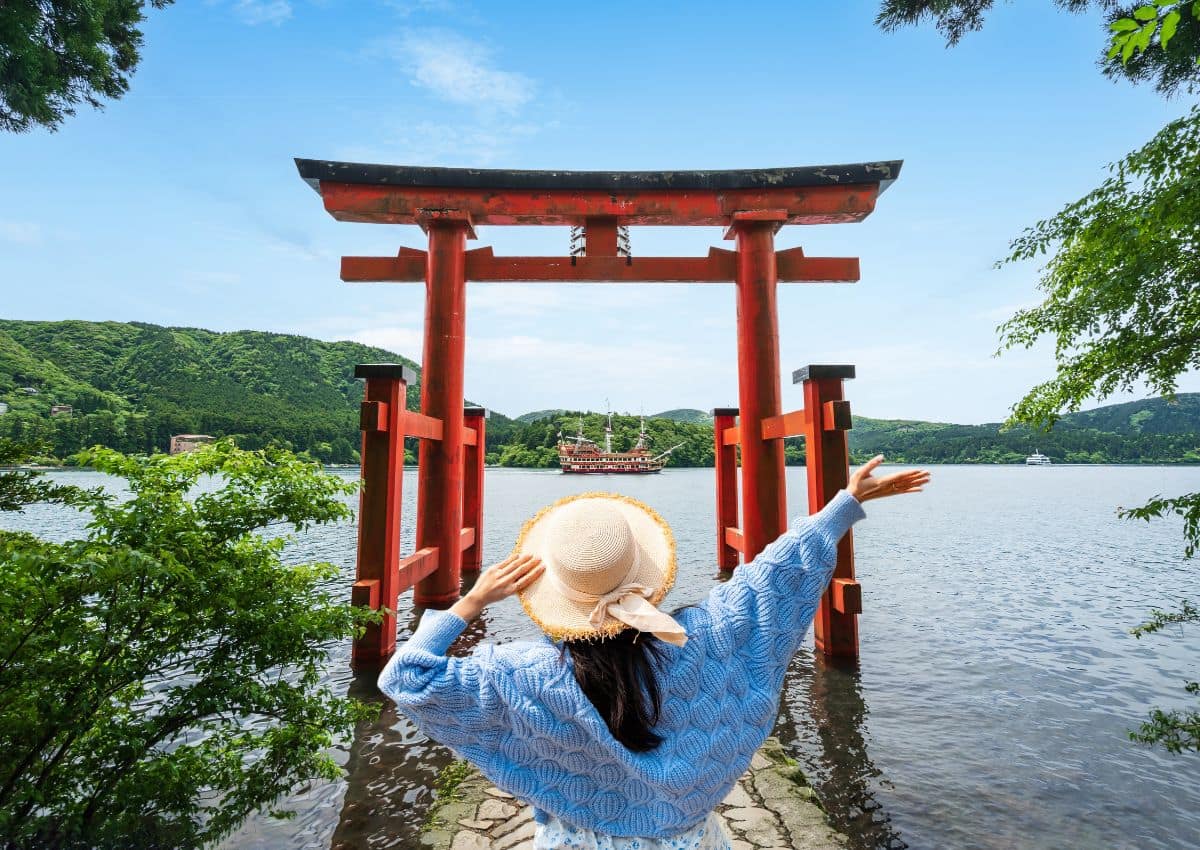 Vrouw bij de Peace Torii in Hakone