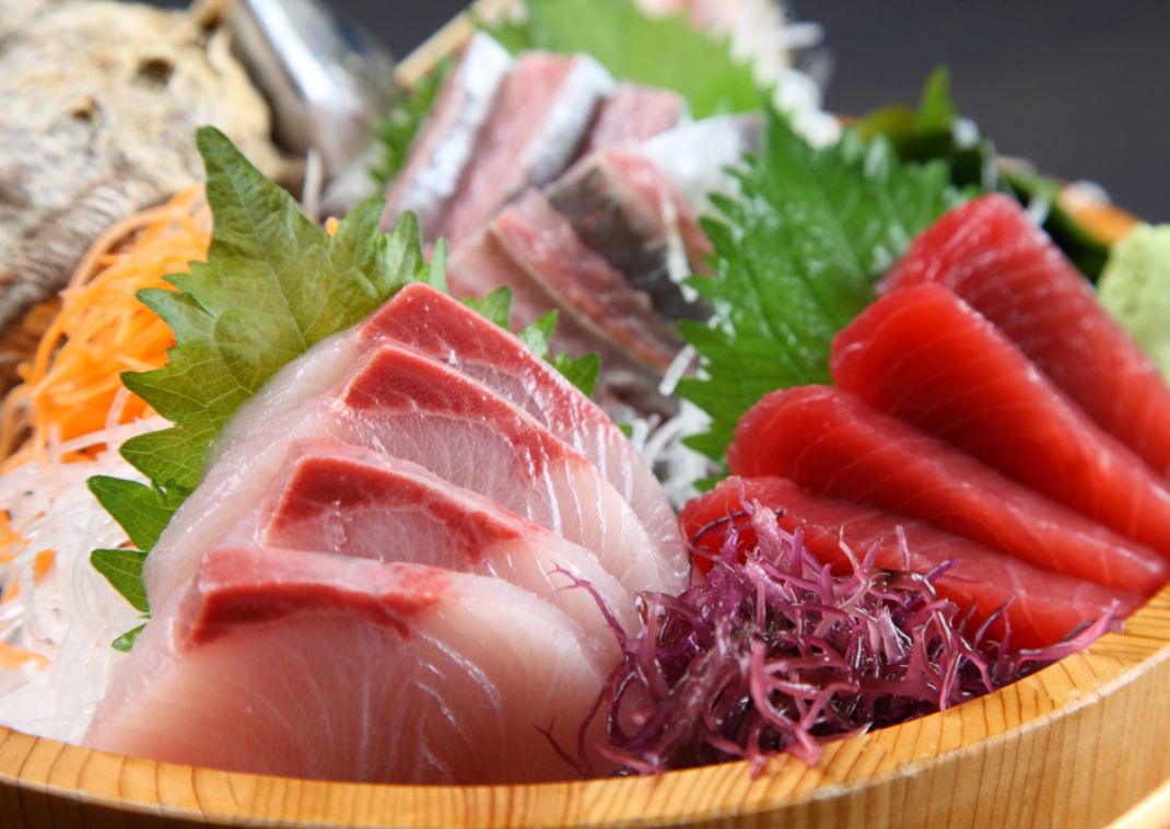 Sushi en sashimi: vers gesneden rauwe vis
