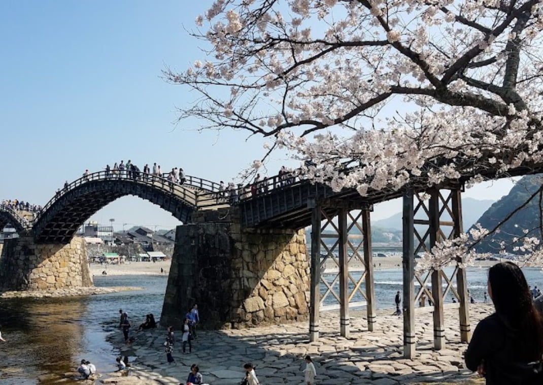 Voetgangers bij de Kintai brug in Iwakuni, Yamaguchi, Japan.