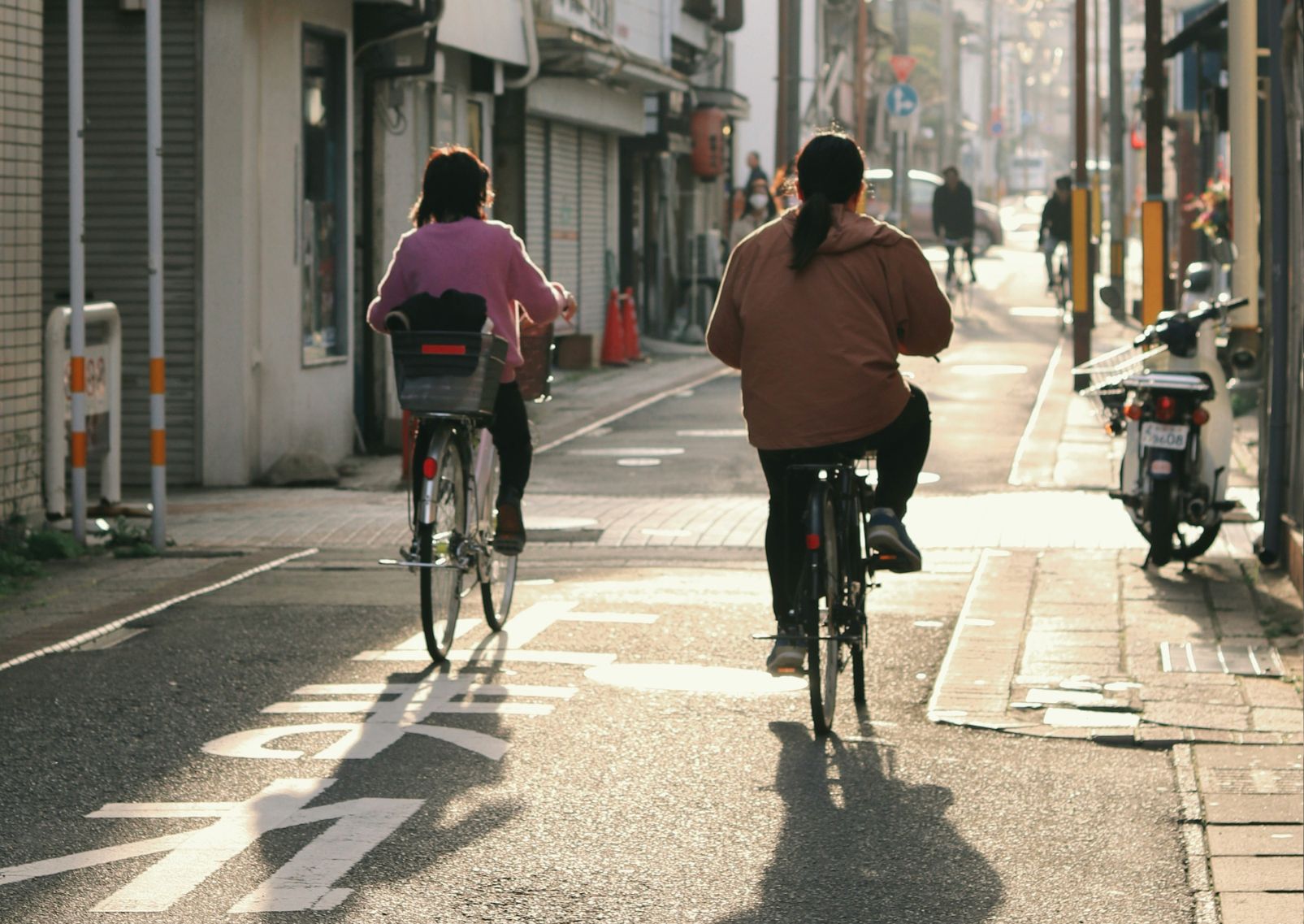 Vrouwen fietsen op straat in Tokyo, Japan.