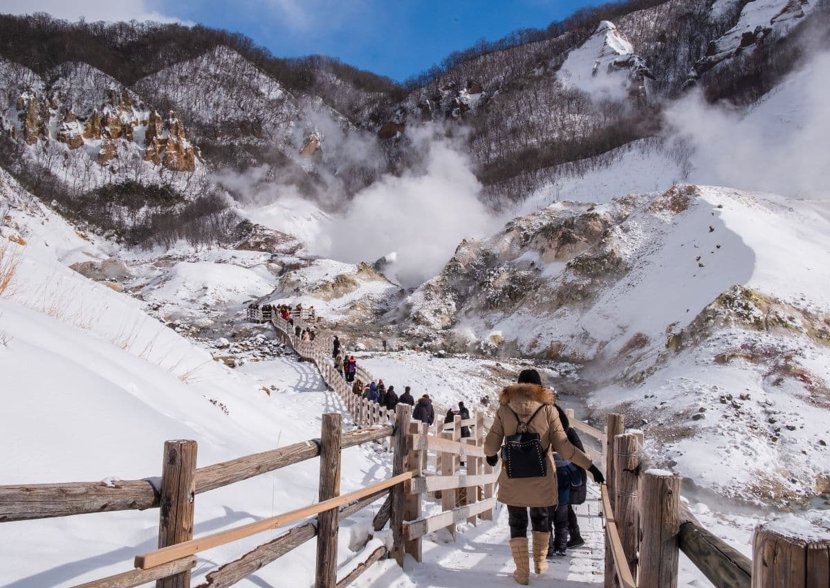 Toeristen bij Noboribetsu Onsen Hell Valley, Hokkaido, Japan