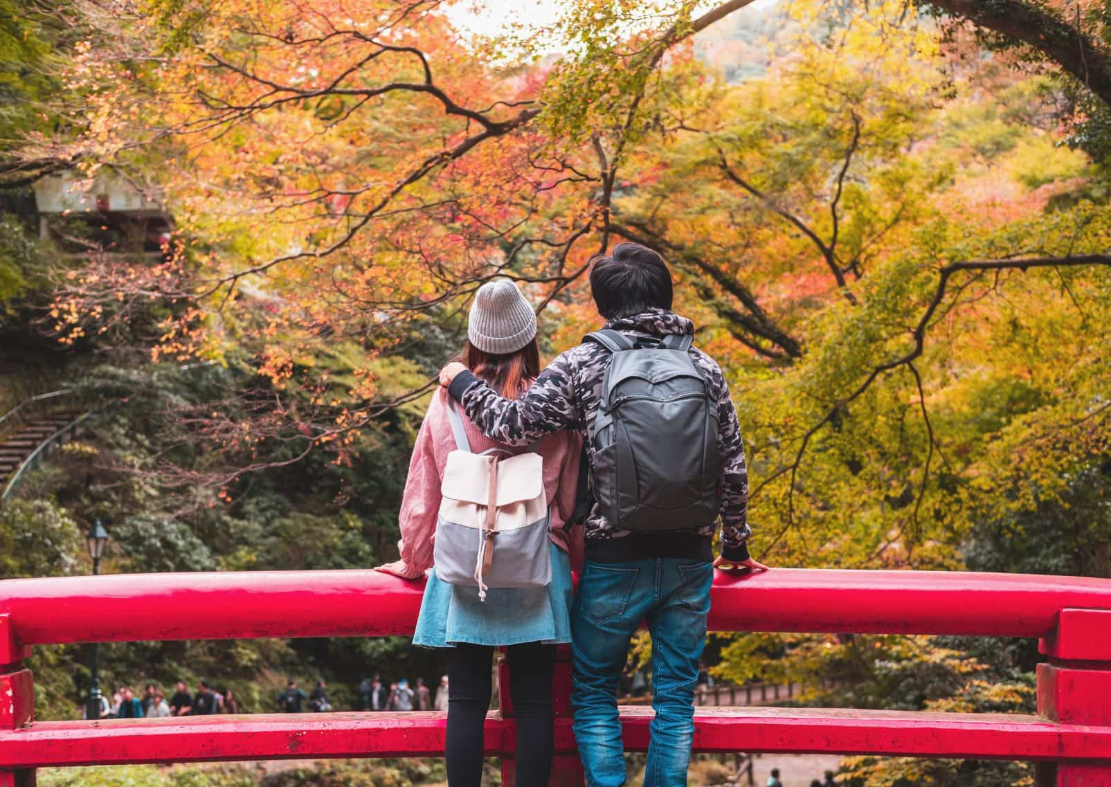 Een jong stel reizigers kijkt naar het prachtige landschap van Minoh park in Japan.