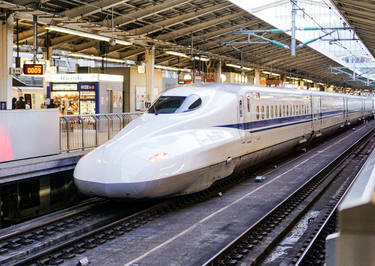 Shinkansen bullet train coming into the platform at Tokyo Station