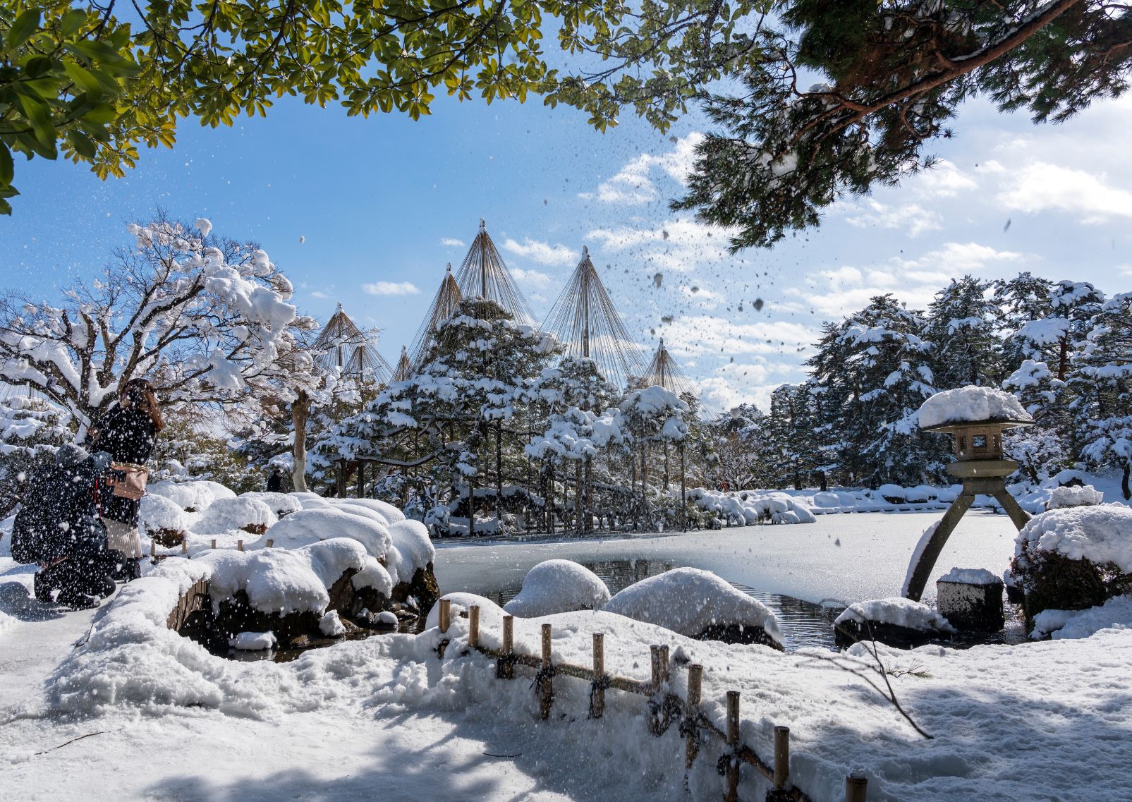 Sneeuwlandschap in de Kenrokuen-tuin in de stad Kanazawa, prefectuur Ishikawa, een van de meest iconische tuinen van Japan, ooit aangelegd door een daimyo