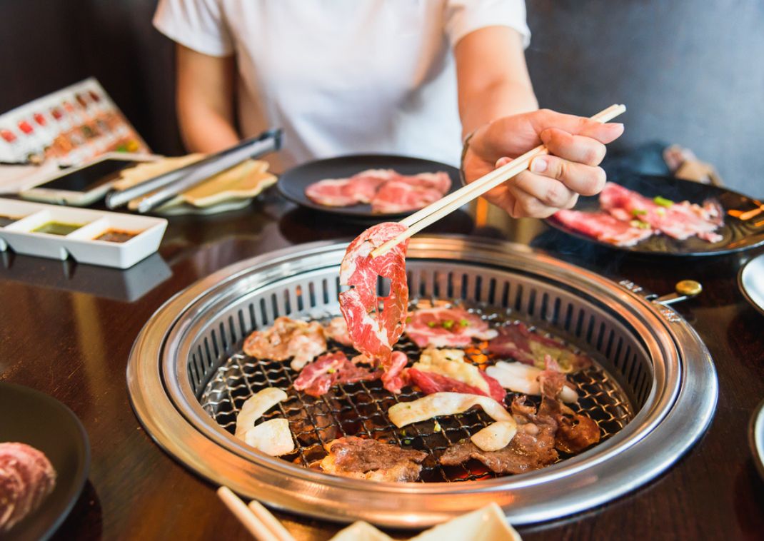 Vlees op een gril in een Japans yakiniku restaurant. 