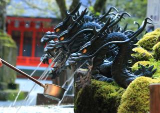 Bronzen standbeelden van Japanse draken